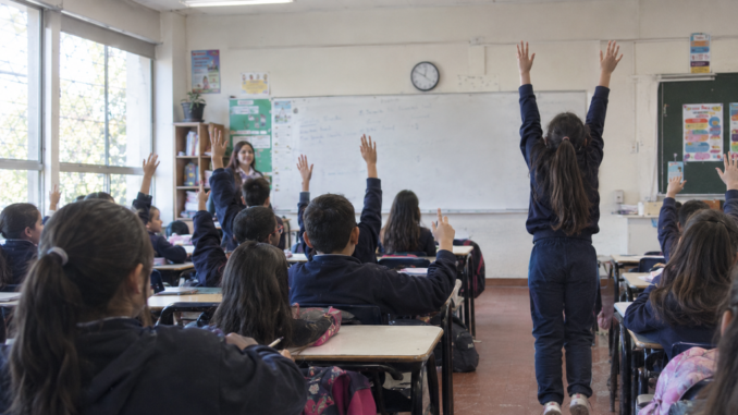 Estudiante en el aula moviéndose para lograr autorregulación y atención