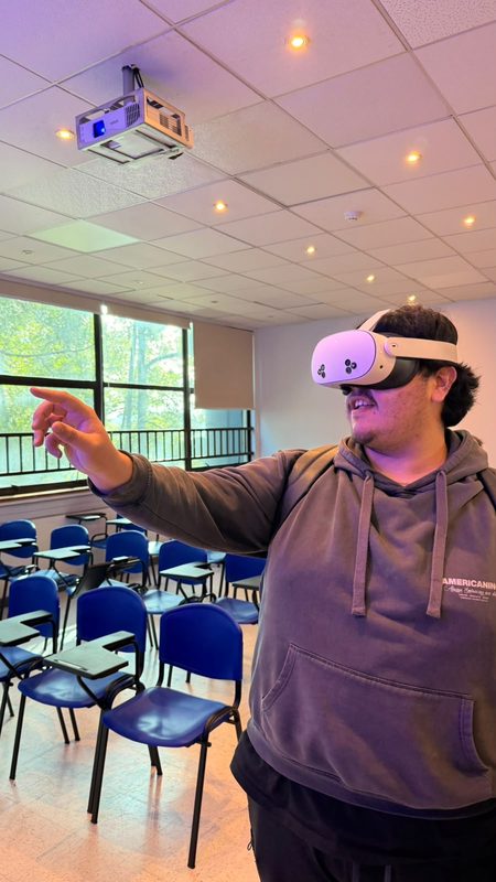 Persona mayor utilizando un visor de realidad virtual durante una sesión de entrenamiento cognitivo motor.