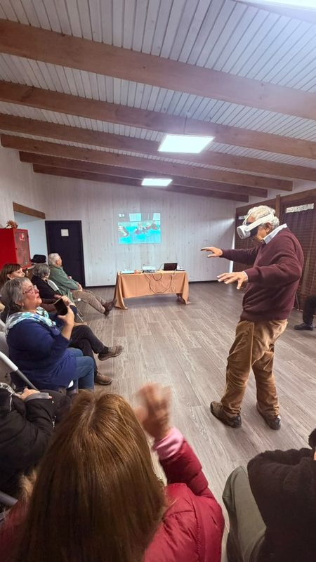 Persona mayor utilizando un visor de realidad virtual durante una sesión de entrenamiento cognitivo motor.