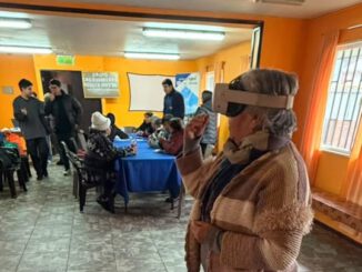 Persona mayor utilizando un visor de realidad virtual durante una sesión de entrenamiento cognitivo motor.