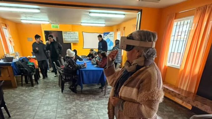 Persona mayor utilizando un visor de realidad virtual durante una sesión de entrenamiento cognitivo motor.