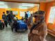 Persona mayor utilizando un visor de realidad virtual durante una sesión de entrenamiento cognitivo motor.