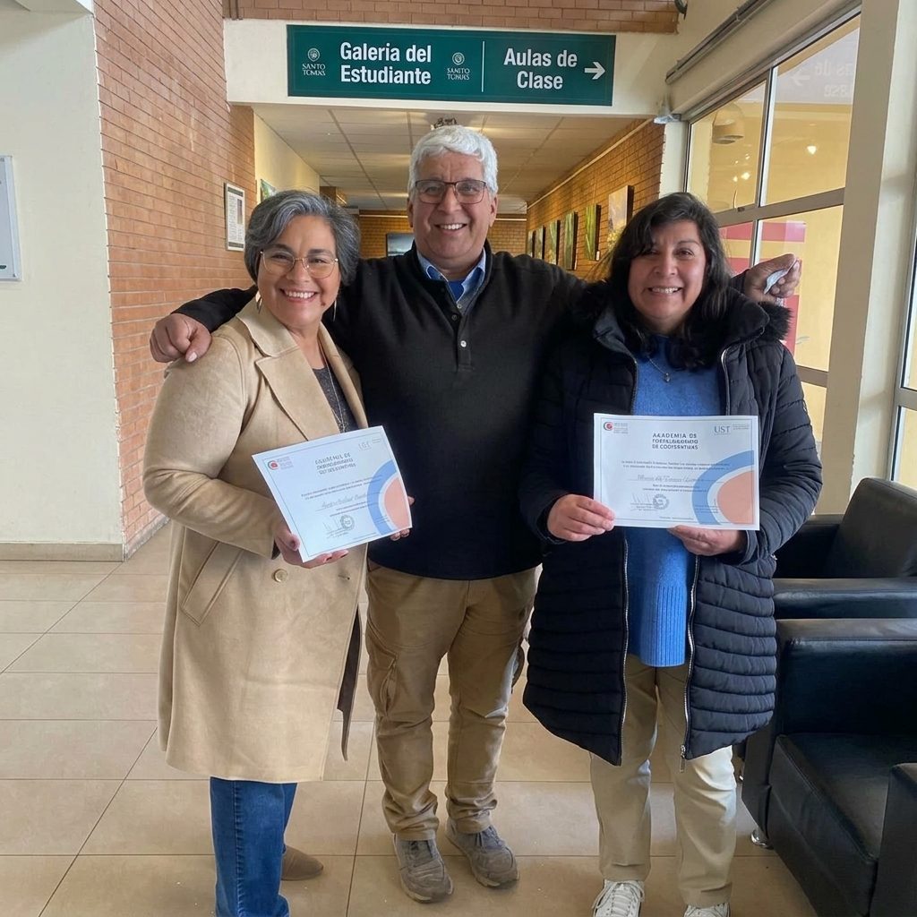 Ceremonia de certificación de la Academia de Fortalecimiento de Cooperativas organizada por Santo Tomás y Sercotec en Los Ángeles.