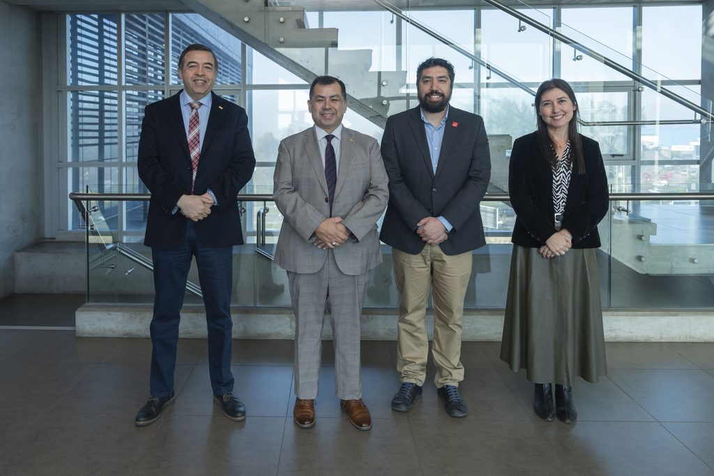 Rector de la UCSC y representante de Fundación Imagen de Chile durante la firma de convenio internacional