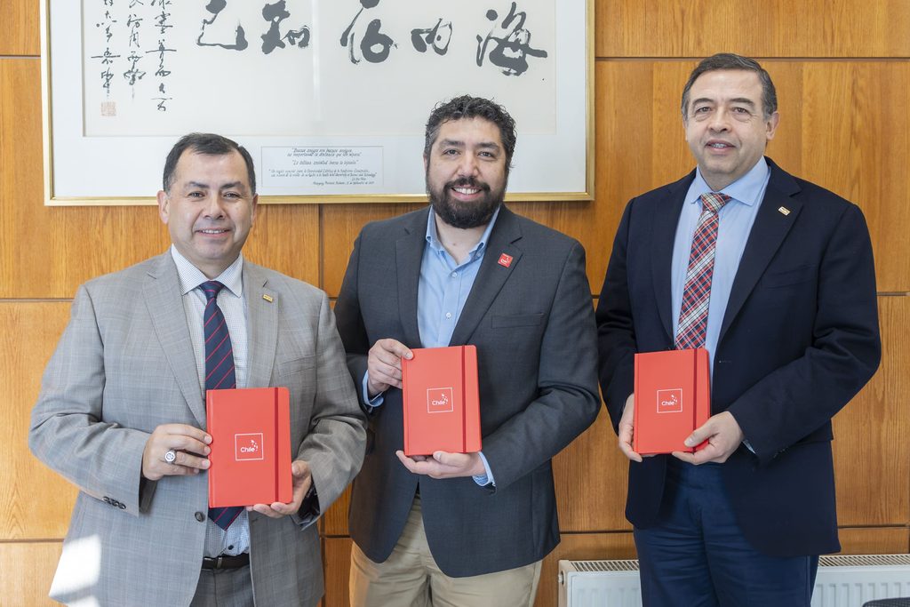 Rector de la UCSC y representante de Fundación Imagen de Chile durante la firma de convenio internacional