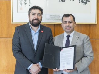 Rector de la UCSC y representante de Fundación Imagen de Chile durante la firma de convenio internacional