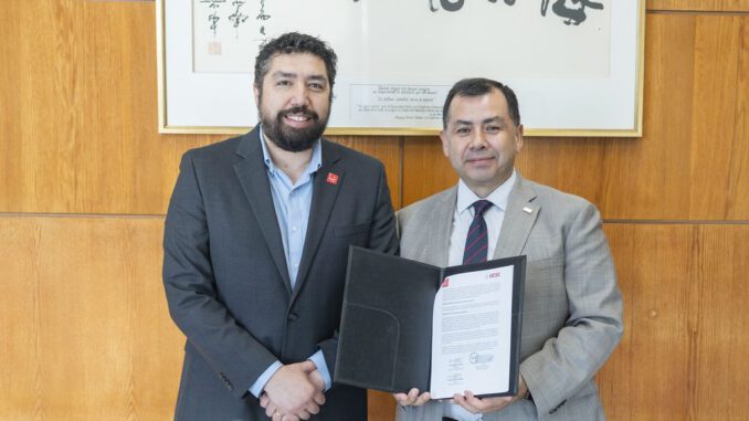 Rector de la UCSC y representante de Fundación Imagen de Chile durante la firma de convenio internacional