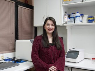 Académica de la UCSC analizando muestras en el laboratorio para investigar el estrés social crónico