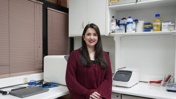 Académica de la UCSC analizando muestras en el laboratorio para investigar el estrés social crónico