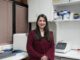 Académica de la UCSC analizando muestras en el laboratorio para investigar el estrés social crónico