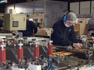 Trabajadores en una planta industrial del sector manufacturero en la region del Biobio analizando pantallas digitales