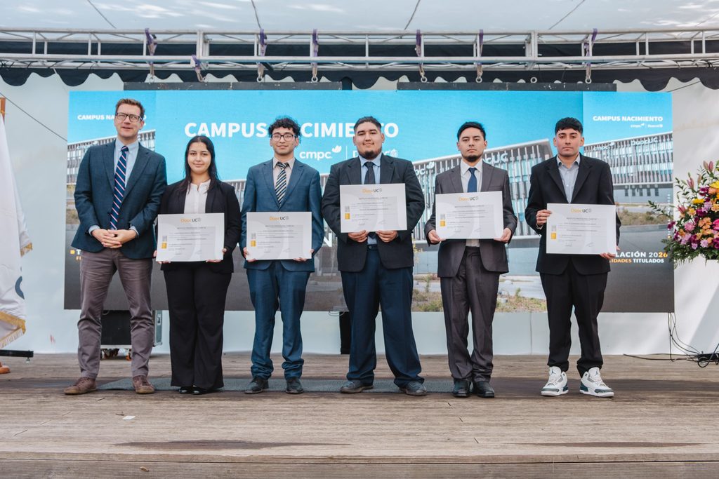 Estudiantes titulados del Campus Nacimiento CMPC Duoc UC celebrando su graduacion