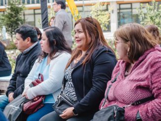 Estudiantes titulados del Campus Nacimiento CMPC Duoc UC celebrando su graduacion