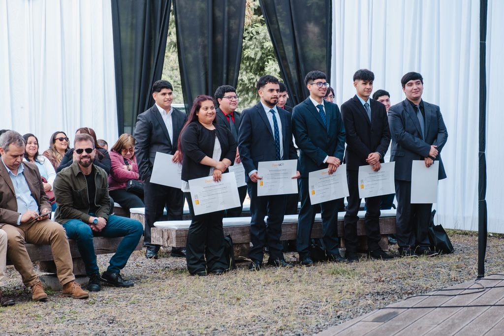 Estudiantes titulados del Campus Nacimiento CMPC Duoc UC celebrando su graduacion