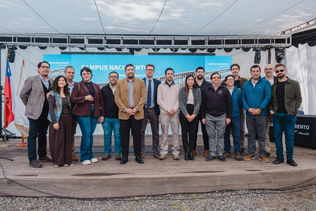 Estudiantes titulados del Campus Nacimiento CMPC Duoc UC celebrando su graduacion