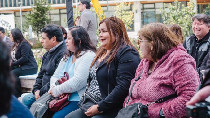Estudiantes titulados del Campus Nacimiento CMPC Duoc UC celebrando su graduacion