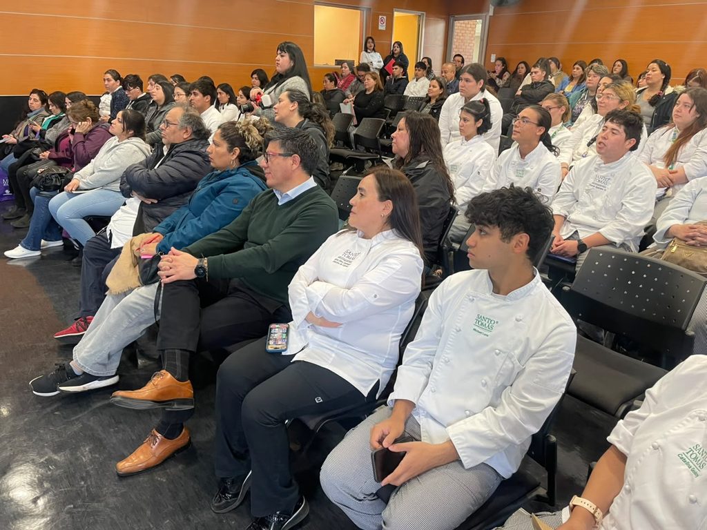 Chefs impartiendo clase magistral de heladería profesional en Santo Tomás Los Ángeles