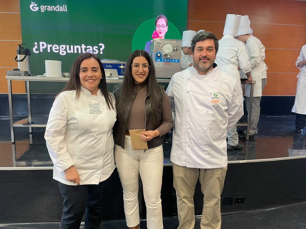 Chefs impartiendo clase magistral de heladería profesional en Santo Tomás Los Ángeles