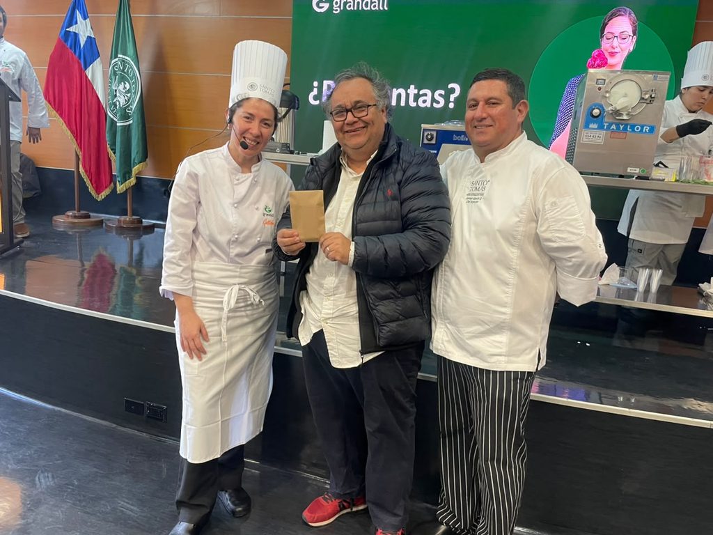 Chefs impartiendo clase magistral de heladería profesional en Santo Tomás Los Ángeles