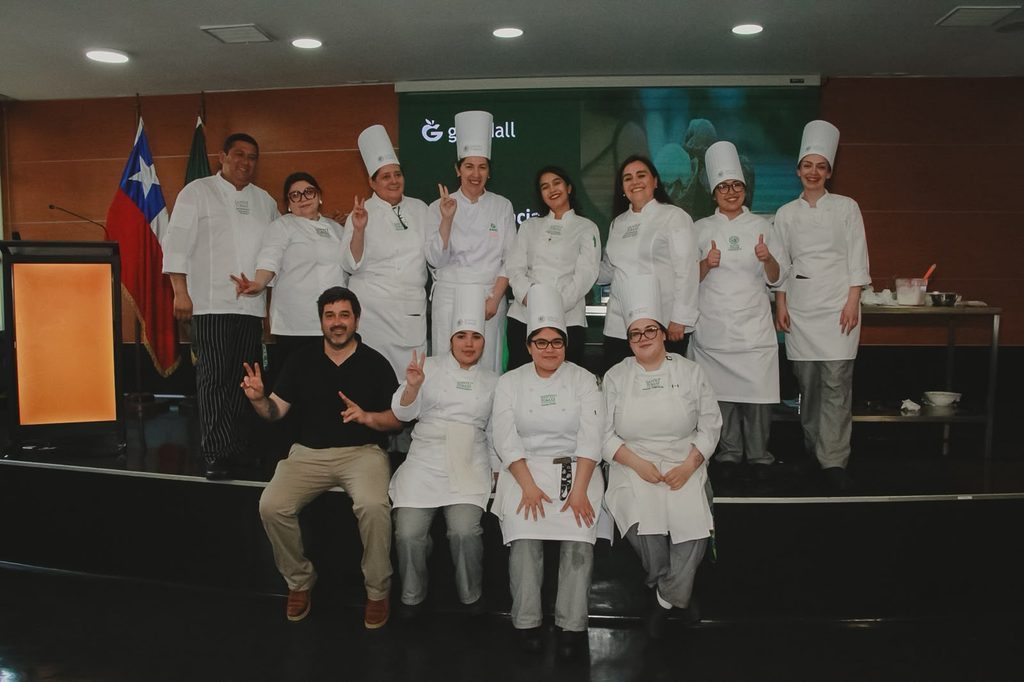 Chefs impartiendo clase magistral de heladería profesional en Santo Tomás Los Ángeles