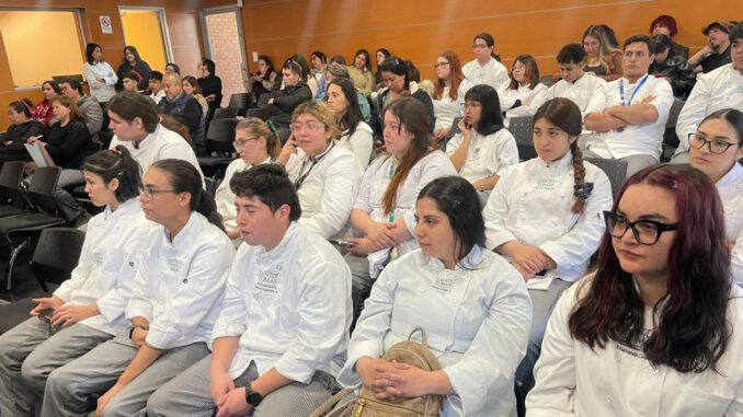 Chefs impartiendo clase magistral de heladería profesional en Santo Tomás Los Ángeles