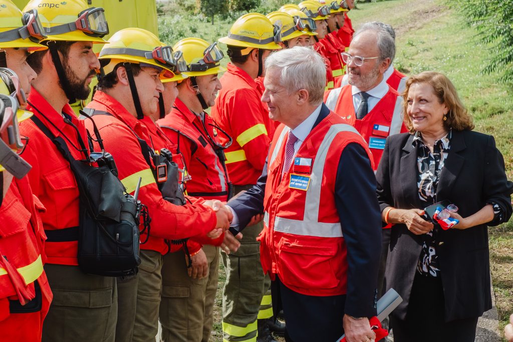 Presentacion del plan de prevencion y combate de incendios 2026-2027 de CMPC con autoridades nacionales