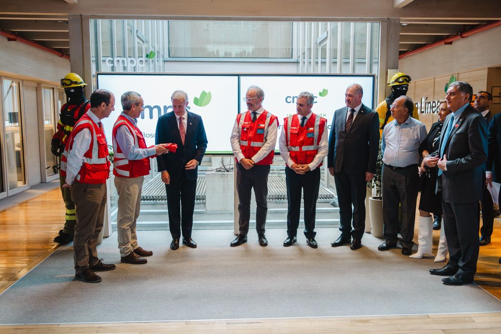 Presentacion del plan de prevencion y combate de incendios 2026-2027 de CMPC con autoridades nacionales