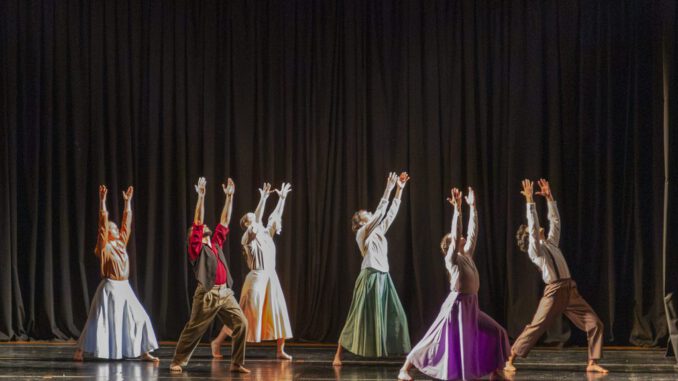 Bailarines interpretando Contempotango: Danza de arrabales en la Sala de Teatro de la UCSC