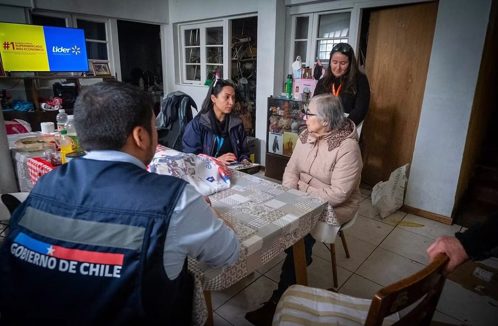 Equipos de Desarrollo Social y Economía desplegados en terreno en Lota ayudando a familias y locatarios afectados por inundaciones