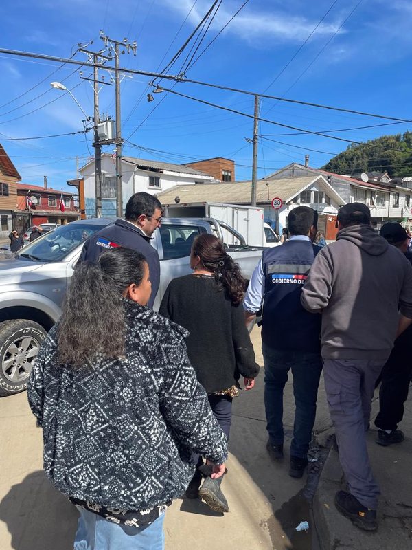 Equipos de Desarrollo Social y Economía desplegados en terreno en Lota ayudando a familias y locatarios afectados por inundaciones