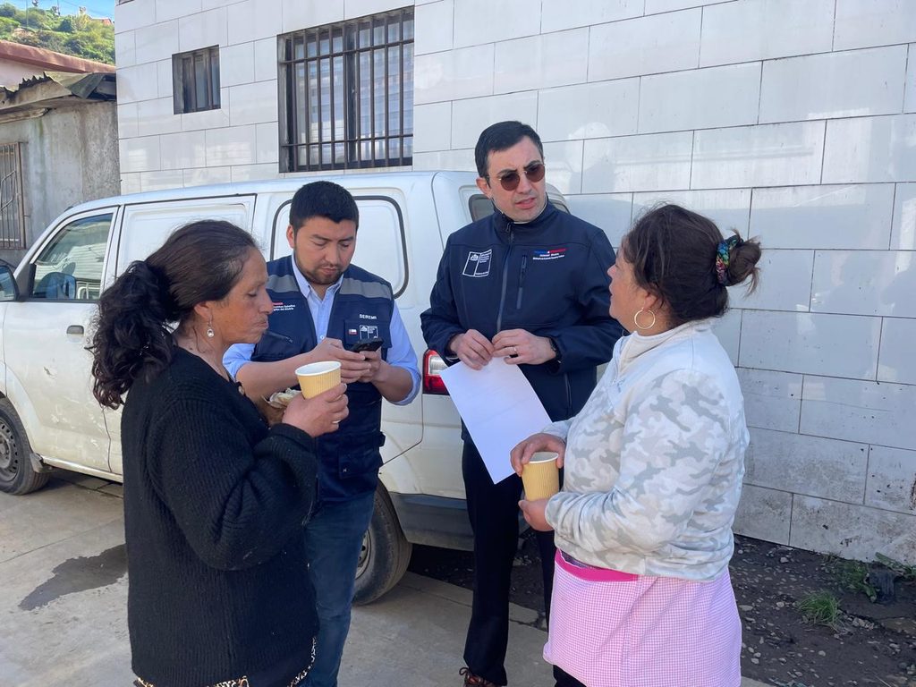 Equipos de Desarrollo Social y Economía desplegados en terreno en Lota ayudando a familias y locatarios afectados por inundaciones