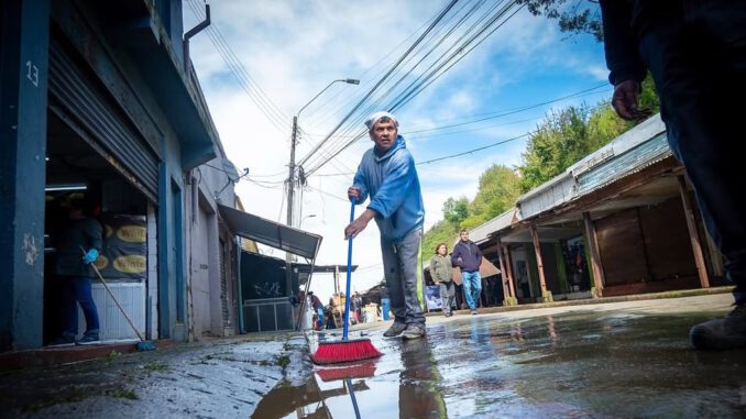 Equipos de Desarrollo Social y Economía desplegados en terreno en Lota ayudando a familias y locatarios afectados por inundaciones
