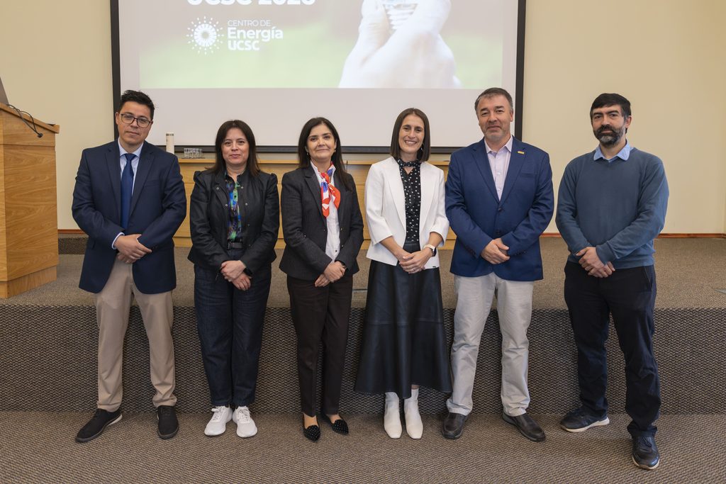 Investigadores reunidos en las Jornadas de Energía UCSC discutiendo sobre innovaciones en transición energética