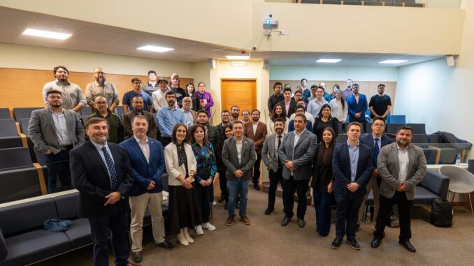 Investigadores reunidos en las Jornadas de Energía UCSC discutiendo sobre innovaciones en transición energética