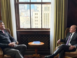 Diputado Patricio Briones junto a autoridades discutiendo inversión para obras públicas en el Biobío