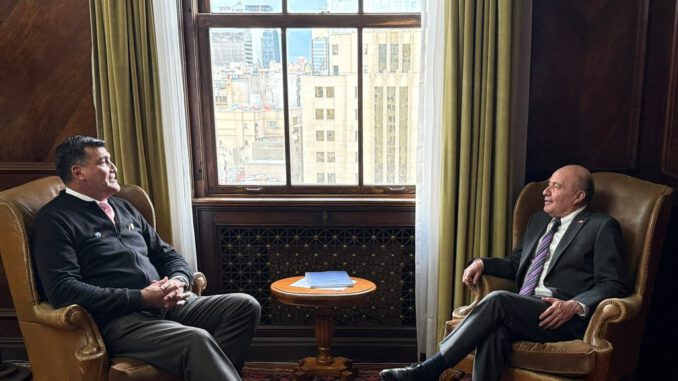 Diputado Patricio Briones junto a autoridades discutiendo inversión para obras públicas en el Biobío