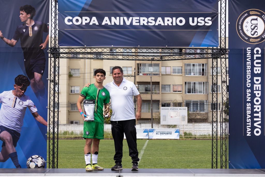 Plantel del Club Deportivo USS celebrando el campeonato de la Copa Aniversario en el Estadio Atletico Militar