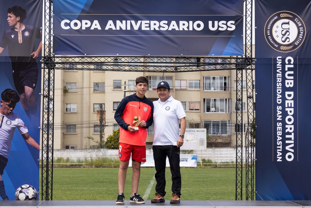 Plantel del Club Deportivo USS celebrando el campeonato de la Copa Aniversario en el Estadio Atletico Militar