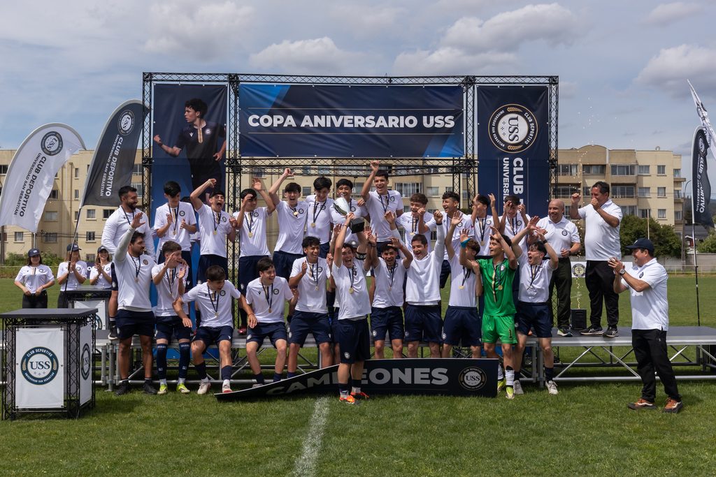 Plantel del Club Deportivo USS celebrando el campeonato de la Copa Aniversario en el Estadio Atletico Militar