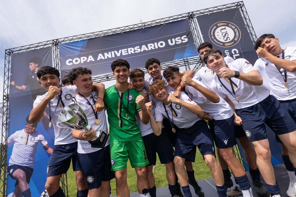 Plantel del Club Deportivo USS celebrando el campeonato de la Copa Aniversario en el Estadio Atletico Militar