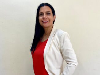 Mujer chilena revisando sus documentos médicos y pensando en sus derechos laborales para la prevención del cáncer de mama