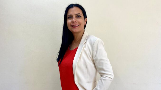 Mujer chilena revisando sus documentos médicos y pensando en sus derechos laborales para la prevención del cáncer de mama