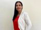 Mujer chilena revisando sus documentos médicos y pensando en sus derechos laborales para la prevención del cáncer de mama
