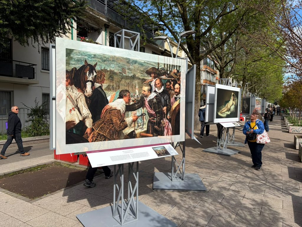 Exposicion al aire libre de obras del Museo del Prado en las calles de Concepcion impresas con tecnologia Epson