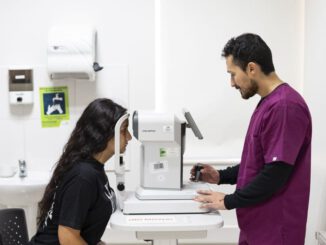 Especialista revisando la salud visual de un paciente para detectar enfermedades oculares a tiempo