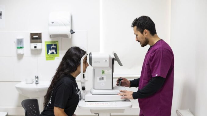 Especialista revisando la salud visual de un paciente para detectar enfermedades oculares a tiempo