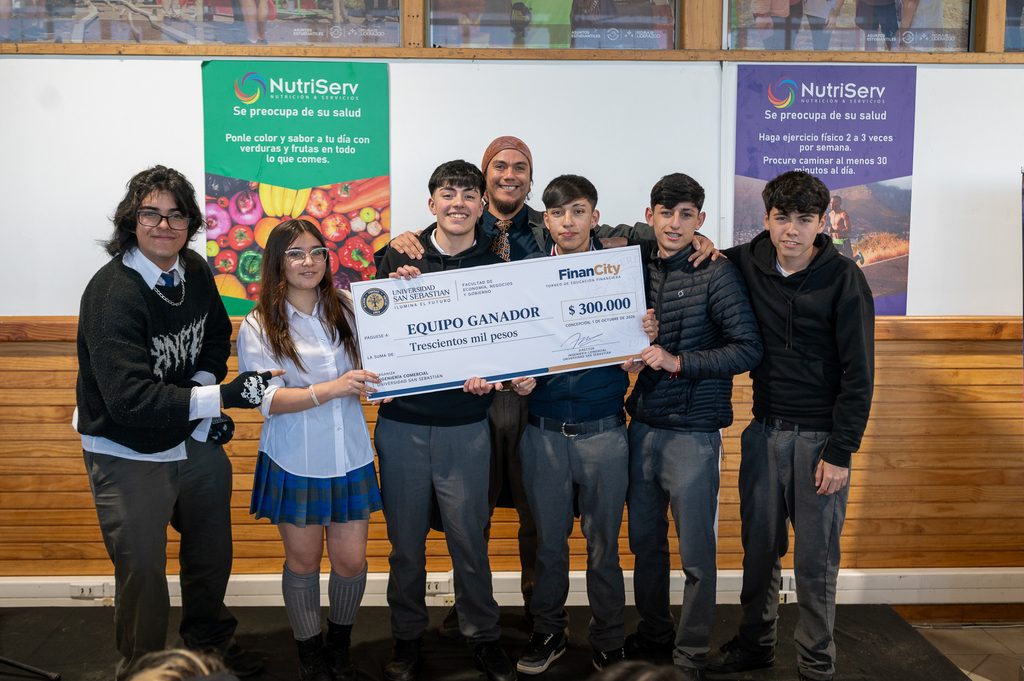 Estudiantes escolares participando en el torneo de finanzas personales FinanCity de la Universidad San Sebastián