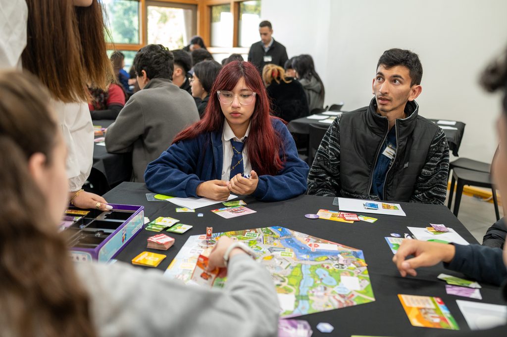 Estudiantes escolares participando en el torneo de finanzas personales FinanCity de la Universidad San Sebastián