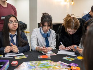 Estudiantes escolares participando en el torneo de finanzas personales FinanCity de la Universidad San Sebastián