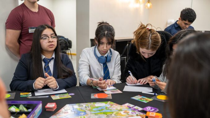 Estudiantes escolares participando en el torneo de finanzas personales FinanCity de la Universidad San Sebastián